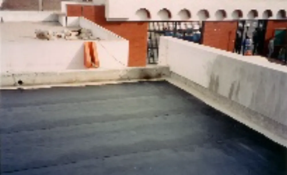 Instalación de mantas asfálticas en Hospital del Seguro en Yanahuara