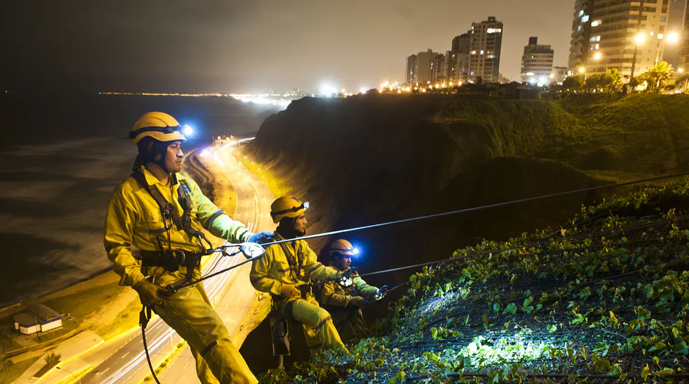 Control de caídas de rocas – Geomallas – Costa Verde, Lima, Perú.